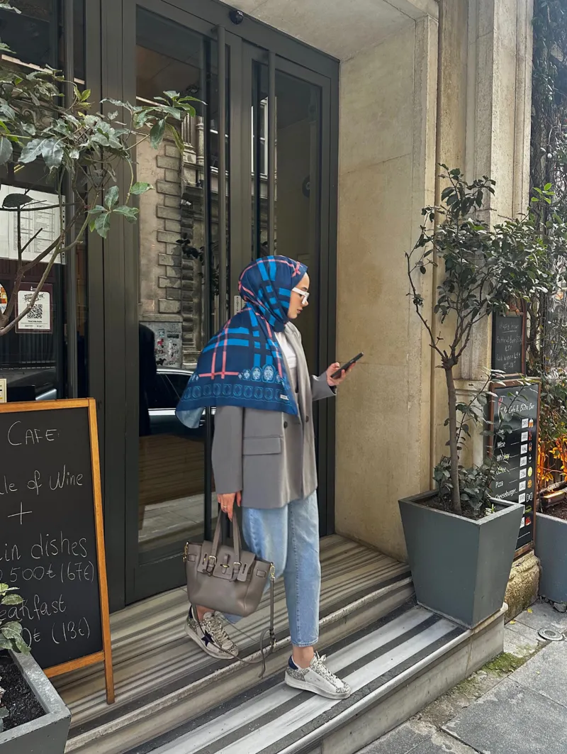 Lacivert Tartan Desen Şal Tercihi