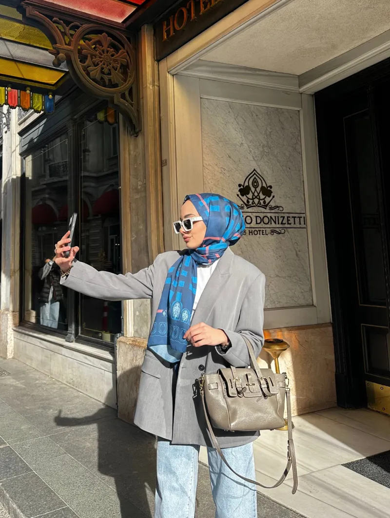 Lacivert Tartan Desen Şal Tercihi