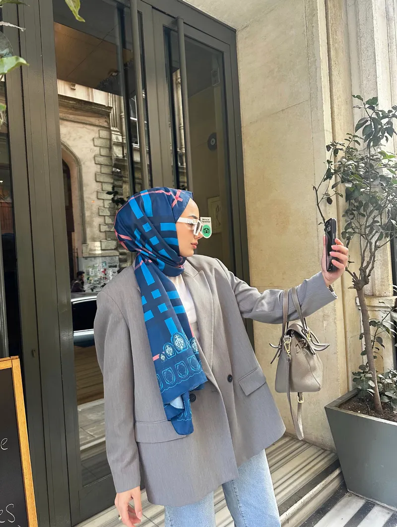 Lacivert Tartan Desen Şal Tercihi