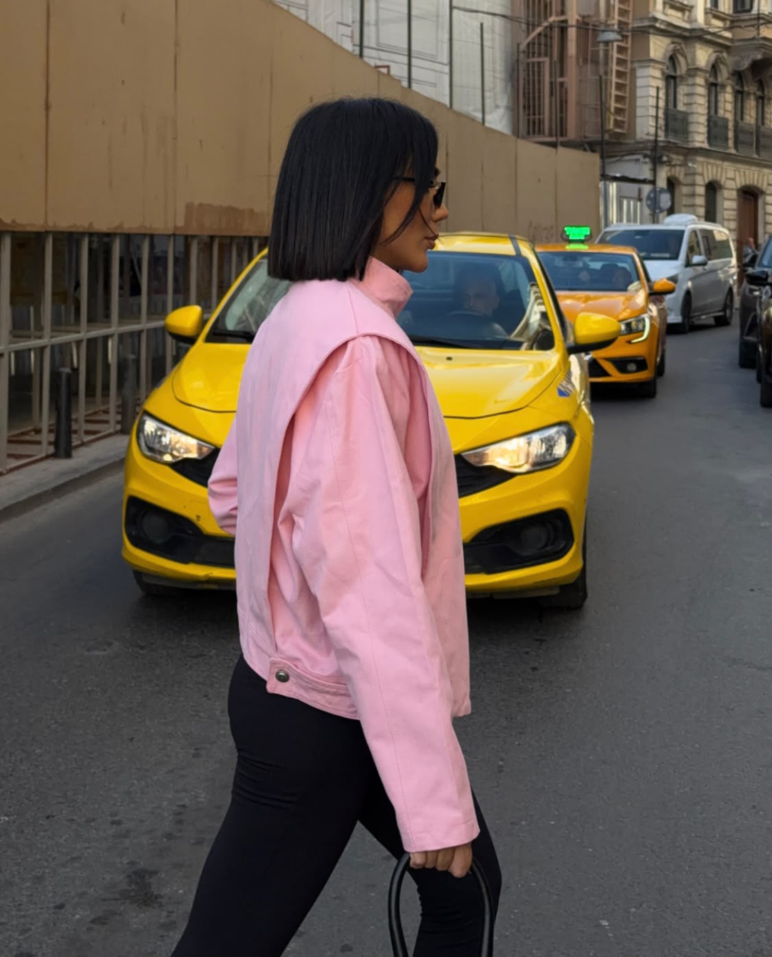 Pembe Zra model kısa ceket